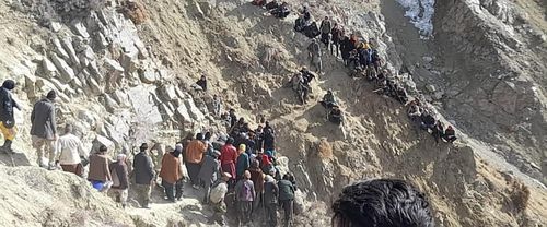 아프간 북동부의 한 금광에서 진행 중인 매몰자 구조 작업.[SNS 캡처. 재판매 및 DB 금지]