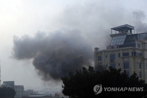 아프가니스탄 카불 호텔 테러(AP=연합뉴스) 지난달 12일 테러가 발생한 아프가니스탄 카불 호텔에서 연기가 나는 모습. 2023.1.9.