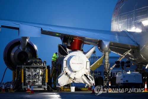 보잉 747 날개 아래 장착되는 인공위성 탑재 로켓로이터 연합뉴스. 재판매 및 DB 금지]