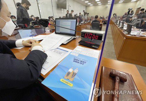 연금개혁특별위원회 전체회의(서울=연합뉴스) 임화영 기자 = 3일 오후 국회에서 강기윤 연금개혁특별위원회 위원장 직무대리가 참석한 연금개혁특별위원회 전체회의가 진행되고 있다. 2023.1.3 hwayoung7@yna.co.kr