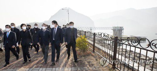 한화진 장관, 광양 수어댐 방문(서울=연합뉴스) 한화진 환경부 장관이 5일 전남 광양시 수어댐을 방문, 남부지방의 댐 가뭄 상황 및 대책을 점검하고 있다. 2023.1.5 [환경부 제공. 재판매 및 DB 금지] photo@yna.co.kr