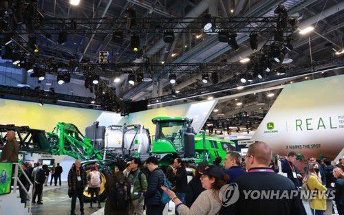 존 디어의 자율주행 트랙터(라스베이거스=연합뉴스) 홍해인 기자 = 세계 최대 가전·IT(정보기술) 박람회 CES 2023 개막일인 5일(현지시간) 미국 네바다주 라스베이거스 컨벤션 센터 웨스트 홀에서 '농기계의 테슬라'로 불리는 미국 중장비·농기계 업체 존 디어 전시관에 논밭을 자율주행하며 잡초를 구분해 솎아내고 씨앗을 뿌려주는 로봇 트랙터가 전시돼 있다. 2023.1.6 hihong@yna.co.kr