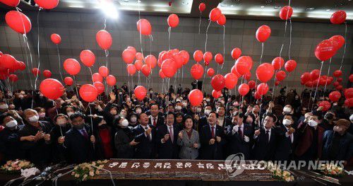 2023년 국민의힘 경남도당 신년 인사회(창원=연합뉴스) 김동민 기자 = 박완수 경남지사, 정점식 도당위원장 등 참석 내빈이 9일 오후 경남 창원시 성산구 창원컨벤션센터에서 열린 '국민의힘 경남도당 신년 인사회'에서 윤석열 정부 성공과 총선 압승을 기원하는 풍선을 들고 있다. 2023.1.9 image@yna.co.kr