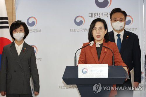 김현숙 장관, 새해업무보고 브리핑(서울=연합뉴스) 김승두 기자 = 김현숙 여성가족부 장관이 9일 정부서울청사 브리핑실에서 여성가족부의 새해 업무보고를 마치고 브리핑을 하고 있다. 2023.1.9 kimsdoo@yna.co.kr