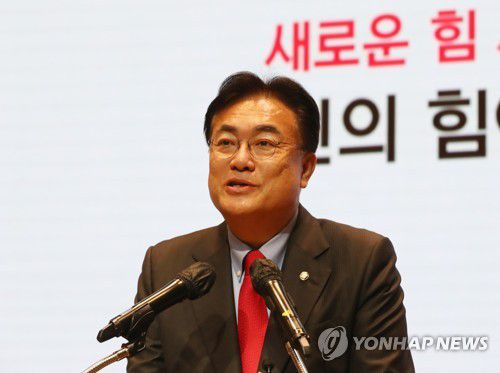 신년 인사하는 정진석 국민의힘 비상대책위원장(예산=연합뉴스) 김소연 기자 = 10일 충남 예산군 스플라스 리솜에서 열린 국민의힘 충남도당 신년인사회에서 정진석 비상대책위원장이 인사말을 하고 있다. 2023.1.10 soyun@yna.co.kr