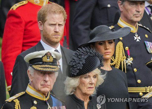 영국 찰스 3세 국왕 부부와 해리 왕자 부부[AP 연합뉴스 자료사진. 재판매 및 DB 금지]