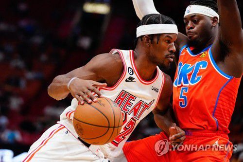 돌파하는 지미 버틀러(왼쪽)[USA TODAY Sports=연합뉴스]