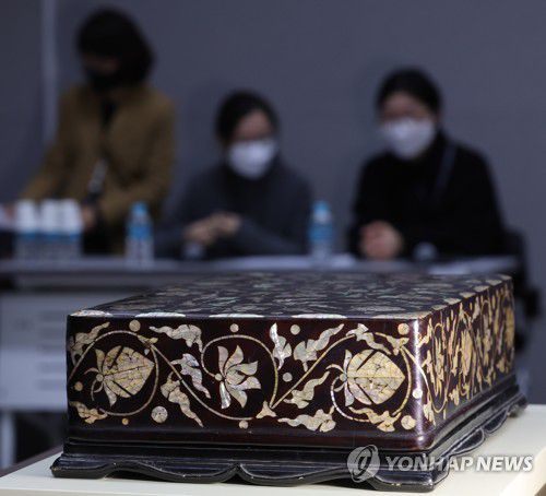 16세기 조선 나전함, 미국서 돌아왔다(서울=연합뉴스) 박동주 기자 = 11일 오전 서울 국립중앙박물관 제1강의실에서 열린 국립중앙박물관회 젊은친구들 조선시대 나전함 기증식에서 공개된 나전함. 2023.1.11 pdj6635@yna.co.kr