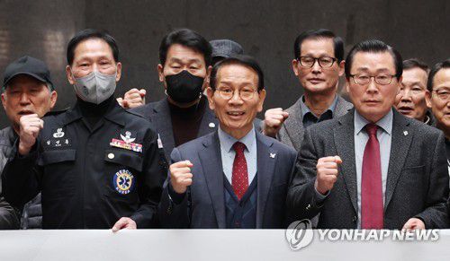 5·18 단체 찾은 특전사 동지회(광주=연합뉴스) 천정인 기자 = 11일 오전 광주 서구 5·18 기념문화센터에서 특전사동지회 관계자(왼쪽 첫번째) 5·18 단체를 찾아와 귤 20박스를 기증하고 기념 촬영을 하고 있다. 5·18 당시 진압작전을 벌인 특전사 출신 인사가 공식적으로 5·18 단체 사무실을 방문한 것은 이번이 처음이다. 2023.1.11 iny@yna.co.kr