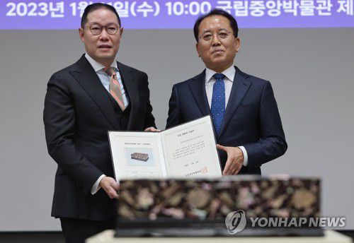 기증 문화재 수납서 전달(서울=연합뉴스) 박동주 기자 = 11일 오전 서울 국립중앙박물관 제1강의실에서 열린 국립중앙박물관회 젊은친구들 조선시대 나전함 기증식에서 윤성용 국립중앙박물관장(오른쪽)이 조현상 YFM위원장에게 기증 문화재 수납서를 전달하고 기념촬영하고 있다. 2023.1.11 pdj6635@yna.co.kr