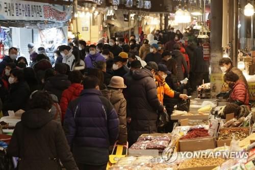 설 성수품 구매하는 시민들. [연합뉴스 자료 사진]
