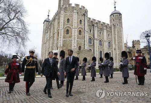 이야기 나누는 영국과 일본 정상(런던 AP=연합뉴스) 리시 수낵 영국 총리(오른쪽)가 11일(현지시간) 기시다 후미오 일본 총리가 정상회담 장소인 영국 런던탑에 들어서고 있다.