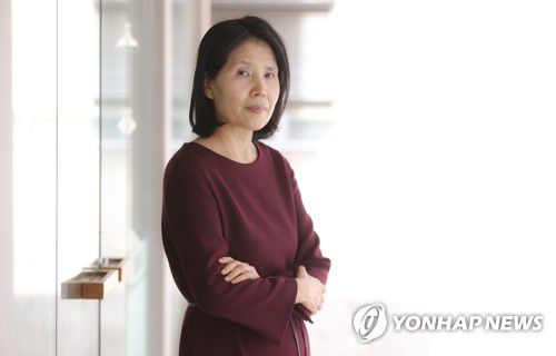 포즈 취하는 최영미 시인(서울=연합뉴스) 류효림 기자 = 최영미 시인이 21일 오후 서울 마포구 동교동의 한 카페에서 열린 시선집 '최영미의 어떤 시, 안녕 내 사랑' 출간 간담회에서 포즈를 취하고 있다. 2021.3.21 ryousanta@yna.co.kr