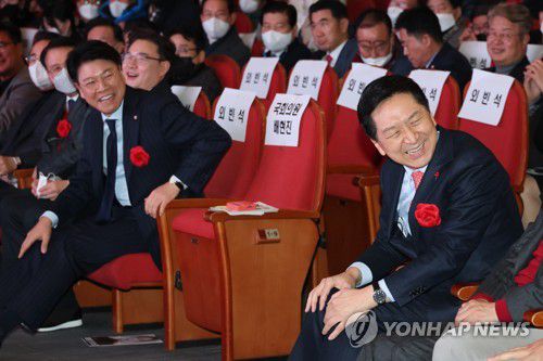 활짝 웃는 김기현-장제원(서울=연합뉴스) 임화영 기자 = 국민의힘 차기 당 대표 경선에 출마한 김기현 의원(오른쪽)이 5일 오후 서울 송파구민회관에서 열린 국민의힘 송파을 신년인사회에서 참석자 소개를 들으며 활짝 웃고 있다. 2023.1.5 hwayoung7@yna.co.kr