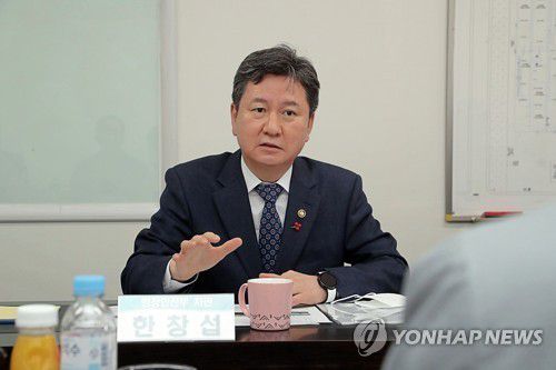 한창섭 차관, 대불산업단지 현장 간담회(서울=연합뉴스) 한창섭 행정안전부 차관이 12일 전라남도 영암군 대불산업단지를 찾아 기업 애로사항을 청취하고 향후 개선사항에 관한 의견을 나누고 있다. 2023.1.12 [행정안전부 제공. 재판매 및 DB 금지] photo@yna.co.kr