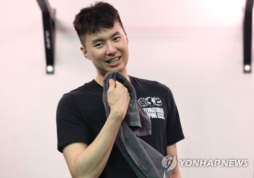 훈련 중 미소 짓는 이현중(서울=연합뉴스) 류영석 기자 = 미국프로농구(NBA) 진출에 도전하는 데이비드슨대 포워드 이현중이 13일 오후 서울 서초구 3Ps 퍼포먼스랩에서 재활 훈련을 하고 있다. 2023.1.13 ondol@yna.co.kr