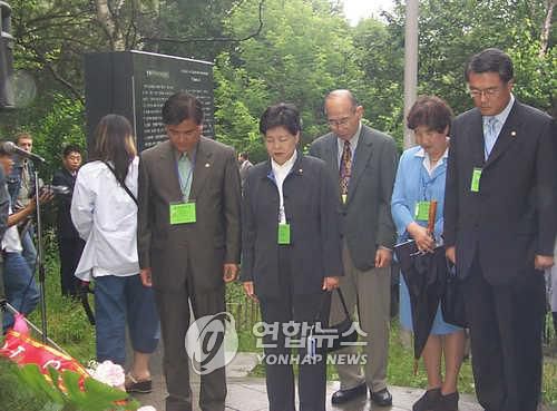 신한촌 추모 묵념[연합뉴스 자료사진. 재판매 및 DB 금지]