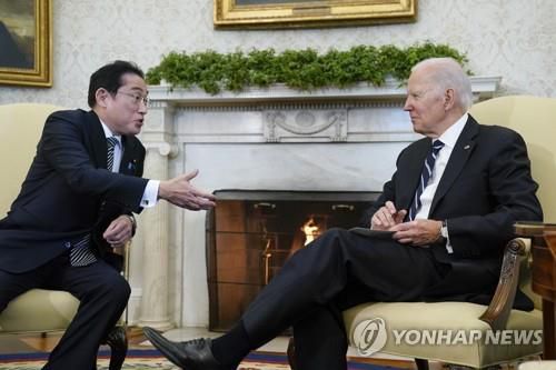 조 바이든 미국 대통령(우측)과 기시다 후미오 일본 총리[워싱턴 AP=연합뉴스. 재판매 및 DB 금지]