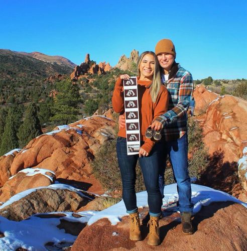 초음파 사진을 들고 기뻐하는 페닝턴-토레스 커플[라켈 페닝턴 SNS 캡처. 재판매 및 DB 금지]