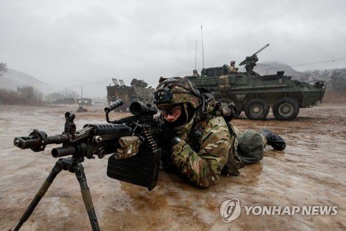 육군 아미타이거 대대급 연합훈련 실시(파주=연합뉴스) 지난 13일 경기 파주 무건리훈련장에서 육군 아미타이거 시범여단과 미2사단 스트라이커여단이 대대급 연합훈련을 실시하고 있다. 이번 훈련에는 한미 장병 800여 명과 K808차륜형장갑차, 미 스트라이커장갑차, 정찰드론, 무인항공기(UAV), 대전차미사일(현궁) 등 다양한 무기체계가 투입됐다. 2023.1.14 [사진공동취재단] photo@yna.co.kr