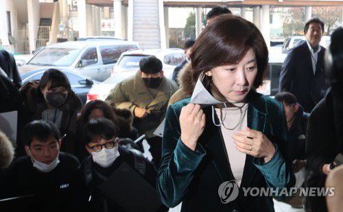 마스크 벗는 나경원 전 의원(서울=연합뉴스) 최재구 기자 = 나경원 전 의원이 11일 서울 동작구청에서 열리는 신년인사회에 참석하며 기자들의 질문에 답하기 위해 마스크를 벗고 있다. 2023.1.11 jjaeck9@yna.co.kr