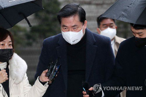 재판 출석하는 유동규(서울=연합뉴스) 한상균 기자 = 유동규 전 성남도시개발공사 본부장이 13일 서울중앙지법에서 열린 대장동 개발 사업 로비·특혜 의혹 관련 1심 속행 공판에 출석하고 있다. 2023.1.13 [공동취재] xyz@yna.co.kr