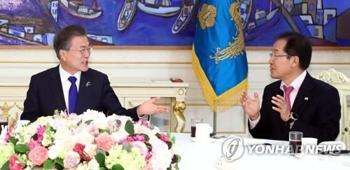 얘기 나누는 문재인 전 대통령과 홍준표 자유한국당 대표문재인 대통령이 2018년 3월 7일 낮 청와대에서 열린 여야 5당 대표 초청 오찬 회동에서 자유한국당 홍준표 대표와 얘기를 나누고 있다. [연합뉴스 자료사진]