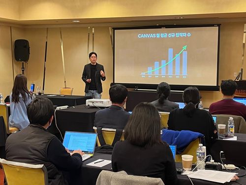 "글로벌 플레이어들과 협업 중"(샌프란시스코=연합뉴스) 김태종 특파원 = 김준구 네이버웹툰 대표가 12일(현지시간) 미국 샌프란시스코 힐튼 샌프란시스코 에어포트 베이프런트에서 열린 기자간담회에서 미국 진출 성과에 대해 설명하고 있다. 2023. 1. 19. taejong75@yna.co.kr