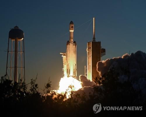 미 우주군 위성을 싣고 발사된 스페이스X의 팰컨 헤비 로켓[케네디우주센터[美 플로리다주]UPI=연합뉴스. 재판매 및 DB 금지]
