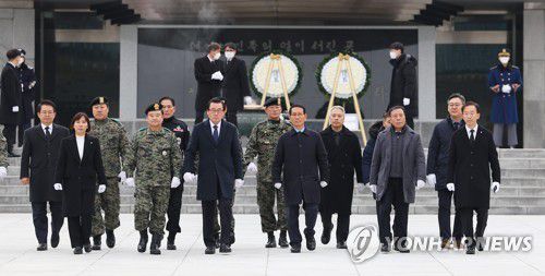 '용서와 화해' 새 시대를 위해 한 자리에(서울=연합뉴스) 김도훈 기자 = 5·18 공법단체 관계자들 및 특전사동지회 관계자 등이 17일 서울 동작구 국립서울현충원 현충탑에서 참배를 마친 뒤 현충문으로 향하고 있다. 2023.1.17 superdoo82@yna.co.kr