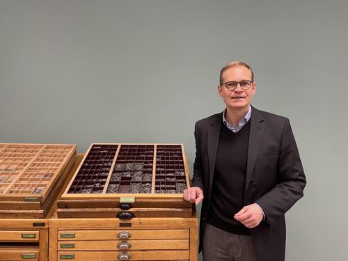 독일 외교위 연방의원으로 변신한 미하엘 뮐러 전 베를린시장(베를린=연합뉴스) 이율 특파원 = 독일 외교위 연방의원으로 변신한 미하엘 뮐러 전 베를린시장이 베를린 지역구 사무실에서 연합뉴스와 인터뷰 하고 있다. 배경은 아버지와 운영하던 인쇄소에서 가져온 기기. 2023.1.17