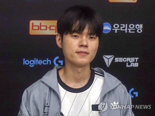 '데프트' 김혁규    (서울=연합뉴스) 김주환 기자 = 디플러스 기아 '데프트' 김혁규가 10일 서울 종로구 'LoL 파크'에서 열린 시즌 개막 특별전 후 기자회견에서 인사하고 있다. 2023.1.10 jujuk@yna.co.kr