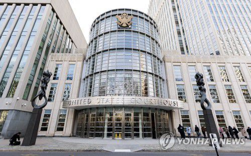 헤나로 가르시아 루나 전 멕시코 장관의 재판이 열린 뉴욕 브루클린 연방법원(뉴욕 EPA=연합뉴스) 17일(현지시간) 미국 뉴욕 브루클린 연방법원 앞에 방청객이 대기하고 있다. 이날 이곳에서는 시날로아 카르텔로부터 거액의 뇌물을 받은 혐의 등으로 기소된 헤나로 가르시아 루나 전 멕시코 옛 공공안전부 장관 재판이 열렸다. 2023.1.18