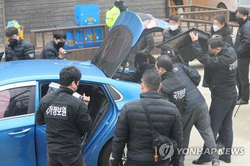 제주서도 국보법 위반 관련 압수수색(제주=연합뉴스) 전지혜 기자 = 국가정보원과 경찰이 18일 오전 제주시 봉개동 제주평화쉼터에 주차된 차량을 압수수색을 하고 있다.     이번 압수수색은 국가보안법 위반 혐의 관련 자료를 확보하기 위한 것으로 알려졌다. 2023.1.18 atoz@yna.co.kr