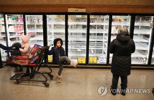 장 보는 뉴욕 시민[로이터=연합뉴스 자료사진]