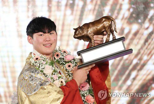 오창록, 설날 씨름대회 한라장사 등극(서울=연합뉴스) 31일 경기도 수원체육관에서 열린 ‘위더스제약 2022 설날장사씨름대회’ 한라장사(105kg이하)에 등극한 오창록(영암군민속씨름단)이 황소트로피를 들고 기념사진을 찍고 있다. 2022.1.31 [대한씨름협회 제공. 재판매 및 DB금지] photo@yna.co.kr