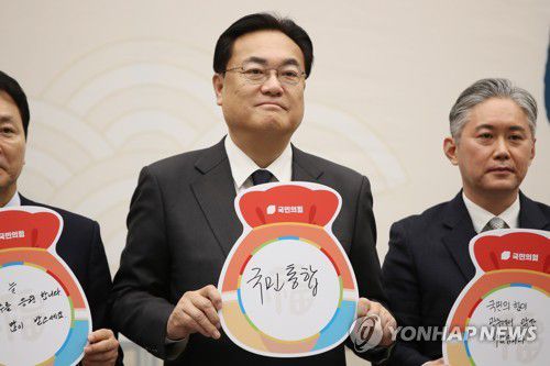 정진석 국힘 비대위원장, 새해에는 '국민통합'(광주=연합뉴스) 차지욱 기자 = 19일 오전 광주 서구 김대중컨벤션센터에서 열린 광주전남 현장비상대책위원회의에 참석한 정진석 국민의힘 비대위원장이 새해 소망을 적어 보이고 있다. 2023.1.19 uk@yna.co.kr