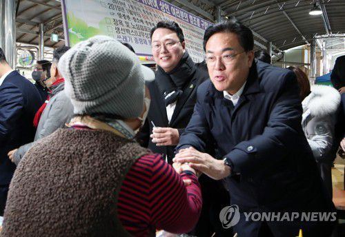 재래시장 찾은 정진석 비대위원장(나주=연합뉴스) 조남수 기자 = 국민의힘 정진석 비상대책위원장이 19일 전남 나주시 목사고을5일전통시장을 찾아 상인과 인사하고 있다. 2023.1.19 iso64@yna.co.kr
