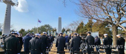해군 1함대, 당포함 전몰장병 추모 행사(강원 고성=연합뉴스) 해군 1함대사령부는 19일 강원 고성군 거진읍에 있는 당포함 전몰장병 충혼탑에서 제56주기 당포함 전몰장병 추모행사를 거행했다.      당포함은 1967년 1월 19일 북한 경비정이 동해 북방한계선 근해에서 조업 중이던 우리 어선을 납치하려 하자, 이를 저지하며 어선을 남하시키던 중 북한 해안포의 기습 공격을 받아 침몰했다.     당시 당포함은 북한 해안포대의 기습 공격에 맞서 우리 어선들을 보호하고, 함포 170여 발을 응사하면서 퇴함 직전까지 어선들을 안전하게 구조했지만, 교전 중 39명의 장병이 장렬히 전사했다. 2023.1.19[해군 1함대사령부 제공. 재판매 및 DB 금지] yoo21@yna.co.kr