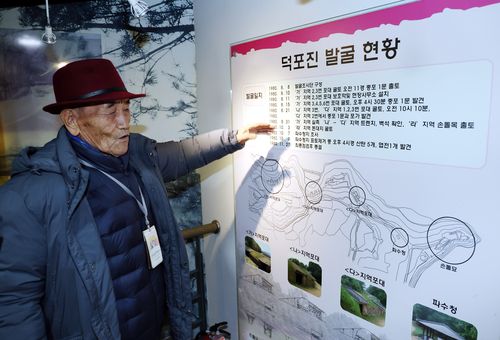 덕포진전시관 내 전시물 설명하는 김기송씨[촬영 윤태현]
