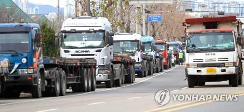 지난해 12월 화물연대 파업으로 멈춘 화물차[연합뉴스 자료사진]