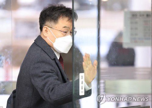 법원 들어서는 김만배(서울=연합뉴스) 최재구 기자 = 화천대유자산관리 대주주 김만배 씨가 20일 오전 서초구 서울중앙지법에서 열린 대장동 개발 사업 로비·특혜 의혹 관련 공판에 출석하고 있다. 2023.1.20 jjaeck9@yna.co.kr