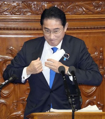 국회 연단에서 마스크 넣는 기시다 총리(도쿄 교도=연합뉴스) 기시다 후미오 일본 총리가 23일 국회 본회의장에서 연단에 오른 뒤 정기국회 시정방침 연설을 위해 마스크를 안주머니에 넣고 있다.