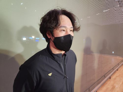 인터뷰하는 최정(영종도=연합뉴스) SSG 랜더스 내야수 최정이 25일 미국 플로리다주 베로비치로 출국하기 전, 피곤한 표정으로 인터뷰하고 있다.