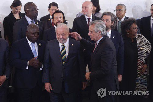 CELAC 참석한 룰라(부에노스아이레스 AP=연합뉴스) 루이스 이나시우 룰라 다시우바 브라질 대통령(앞줄 가운데)이 24일(현지시간) 아르헨티나 부에노스아이레스에서 열린 7차 중남미·카리브해국가공동체(CELAC) 정상회의에서 알베르토 페르난데스 아르헨티나 대통령(앞줄 오른쪽) 등과 인사하고 있다. 2023.1.25