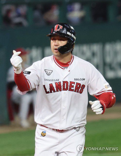 최정 '홈런 하트'(인천=연합뉴스) 임화영 기자 = 7일 인천 SSG 랜더스필드에서 열린 2022 프로야구 KBO리그 한국시리즈 5차전 키움 히어로즈와 SSG 랜더스의 경기.      8회말 1사 1루 SSG 최정이 2점 홈런을 친 뒤 전형도 코치에게 손하트를 날리고 있다. 2022.11.7 hwayoung7@yna.co.kr