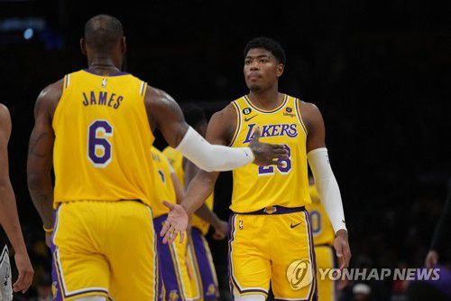 르브론 제임스와 하치무라 루이[USA TODAY Sports=연합뉴스]