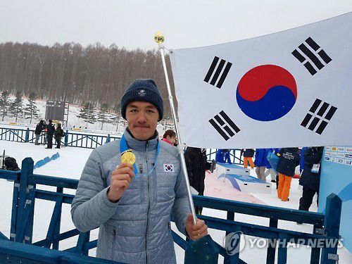 2017년 삿포로 아시안게임 금메달(삿포로=연합뉴스) 김동찬 기자 = 20일 일본 삿포로 시라하타야마 오픈 스타디움에서 열린 2017 삿포로 동계아시안게임 스키 남자 크로스컨트리 1.4km 개인 스프린트 클래식에서 금메달을 따낸 김마그너스가 포즈를 취하고 있다. 2017.2.20 photo@yna.co.kr