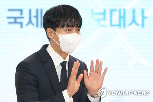 배우 이승기(서울=연합뉴스) 강민지 기자 = 배우 이승기가 작년 5월 4일 오전 서울 종로구 서울지방국세청에서 열린 2022 국세청 홍보대사 위촉식에 참석해 손인사하고 있다. mjkang@yna.co.kr