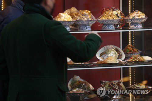 외식하기 겁나는 물가(서울=연합뉴스) 진연수 기자 = 한국소비자원 가격정보 종합포털 '참가격'에 따르면 지난해 12월 서울 기준 대표 외식품목 8개의 평균 가격이 작년 1월보다 많게는 13.8%까지 올랐다 통계청에 따르면 지난해 외식물가 상승률은 7.7%로 1992년(10.3%) 이후 30년 만에 가장 높았다. 소비자물가 상승률도 5.1%로 외환위기 때인 1998년(7.5%) 이후 24년 만의 최고치였다. 사진은 4일 서울 명동의 음식점 거리. 2023.1.4 jin90@yna.co.kr